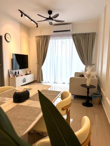 Televisyen dan/atau pusat hiburan di Modern Seremban Bayu Temiang 3BR Apartment-New