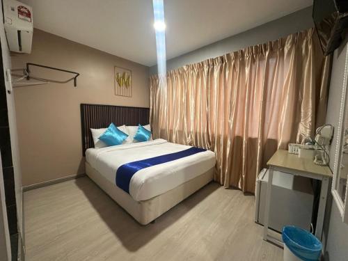 Postel nebo postele na pokoji v ubytování Ss grey inn kl