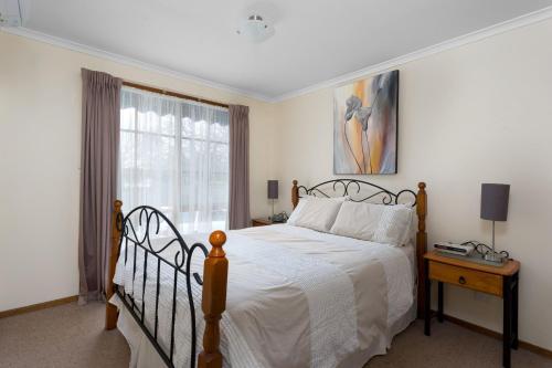 un dormitorio con una cama y una ventana en Holiday on Chapel Cowes, en Cowes