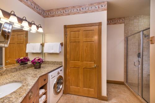 A kitchen or kitchenette at Westgate Branson Woods Resort