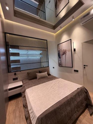 En eller flere senge i et værelse på Polo Residences