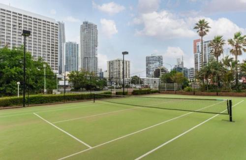 Tenis a/nebo squash v ubytování 18th Floor Ocean Views at Imperial Surf - Hosted by Coastal Letting Co. nebo okolí