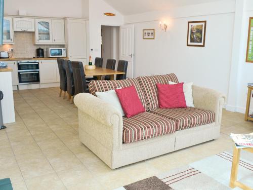 una sala de estar con un sofá y una mesa en Spout Crag Boathouse, en Far Sawrey