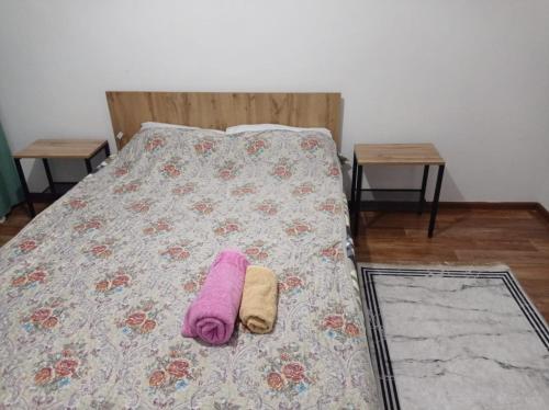 En eller flere senge i et værelse på Двухкомнатная квартира