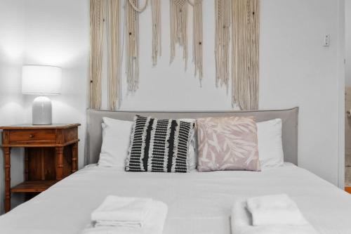 Ένα ή περισσότερα κρεβάτια σε δωμάτιο στο Seaside Escape 2BR Unit Steps to Henley Beach