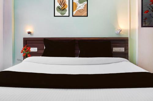 Ένα ή περισσότερα κρεβάτια σε δωμάτιο στο Super Townhouse Ambegaon Road Katraj Formerly White Castle
