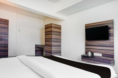 Μια τηλεόραση ή/και κέντρο ψυχαγωγίας στο Super Townhouse Ambegaon Road Katraj Formerly White Castle