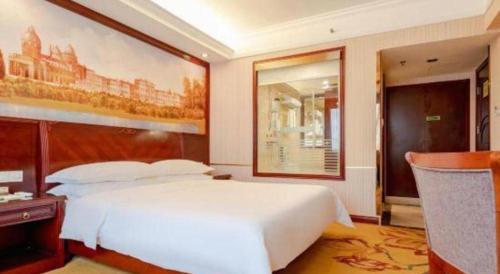 Letto o letti in una camera di Vienna Hotel Nanning Train Station