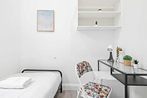 Un pat sau paturi într-o cameră la Quiet Single Room in Central Kensington Location - External Kitchen or Bathroom Access