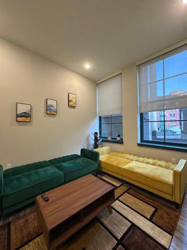 Χώρος καθιστικού στο Relaxing Playhouse Square Apartment