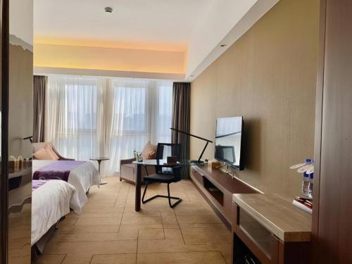 Postel nebo postele na pokoji v ubytování Jinjiang Metropolo Shaoxing Keqiao Wanda Plaza