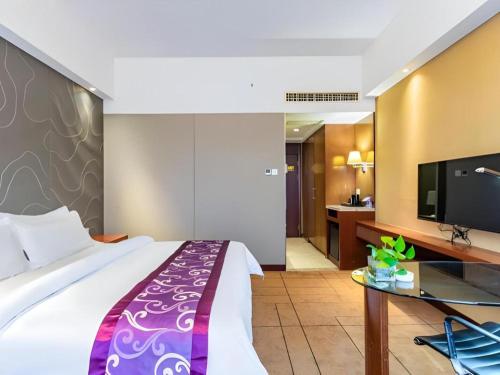 Postel nebo postele na pokoji v ubytování Jinjiang Metropolo Shaoxing Keqiao Wanda Plaza