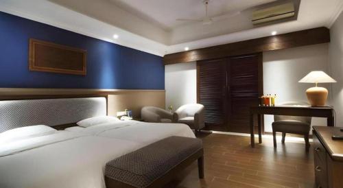 a hotel room with a bed and a desk and a desk at Hotel Niagara Parapat in Parapat