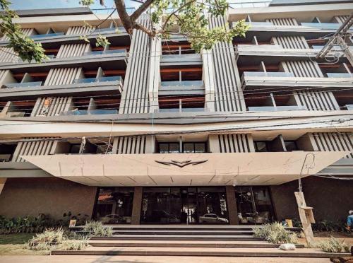 a large building with stairs in front of it at Monoambiente Sky Elite in Santa Cruz de la Sierra
