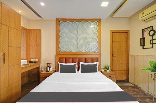 a bedroom with a large bed in a room at Super Collection O Avenue Regency Near Kalighat Kali Temple in Kolkata