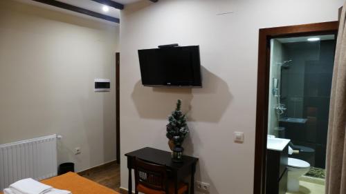 TV i/ili multimedijalni sistem u objektu Hotel Rural La Cabrera
