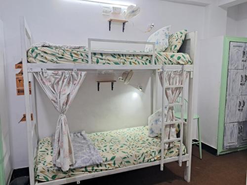 Postel nebo postele na pokoji v ubytování Raahi Backpacker's Hostel