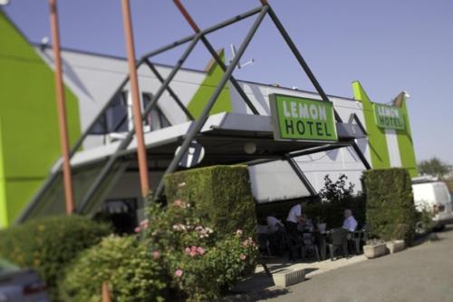 Gallery image of Lemon Hotel Dreux Chartres in Dreux