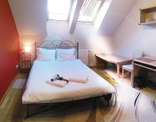 Un dormitorio con una cama con dos zapatos. en Willa Jula, en Białystok