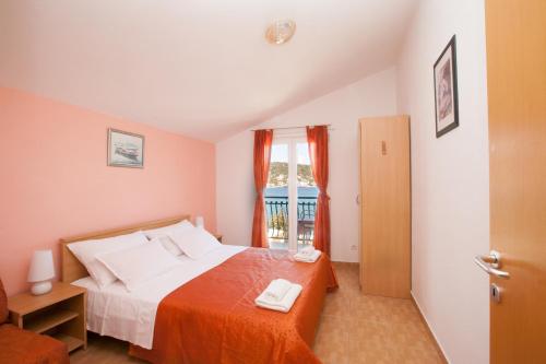 een hotelkamer met een bed en een raam bij Villa Stana in Vinišće