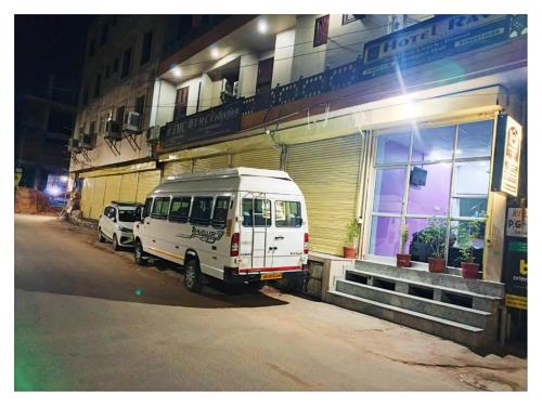 een witte bestelwagen geparkeerd voor een gebouw bij Hotel Ravi B-R Group In Jaipur in Jaipur