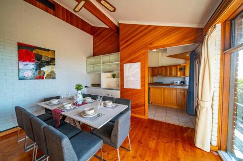 Η κουζίνα ή μικρή κουζίνα στο Tranquil Escape The Gerald House Near the City