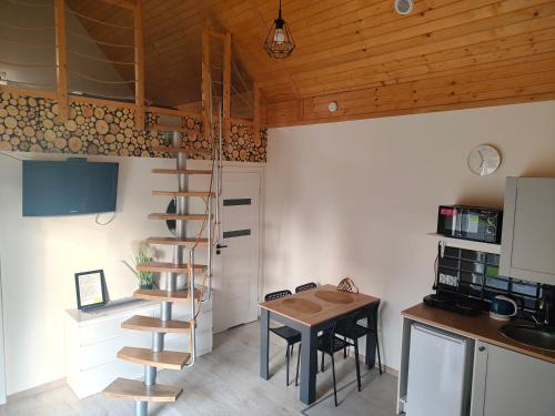 Dapur atau dapur kecil di Domek letniskowy Sunny House , Nocleg Zator Energylandia