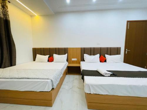 Ein Bett oder Betten in einem Zimmer der Unterkunft Hotel Pilgrim walking distance From Golden Temple