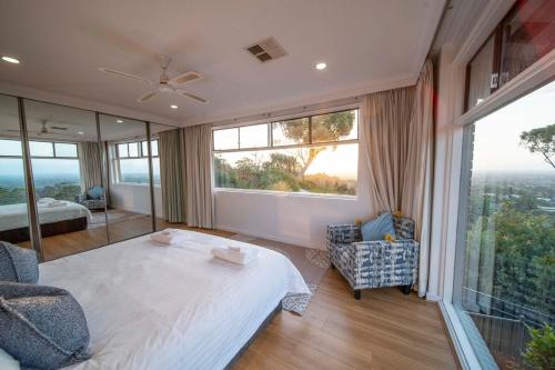 Ένα ή περισσότερα κρεβάτια σε δωμάτιο στο Tranquil Escape The Gerald House Near the City