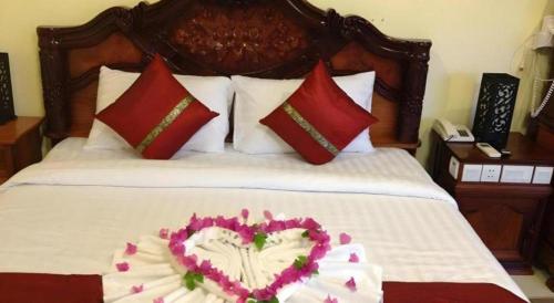 Кровать или кровати в номере Vy Chhe Hotel