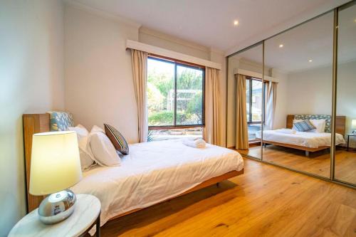Ένα ή περισσότερα κρεβάτια σε δωμάτιο στο Tranquil Escape The Gerald House Near the City
