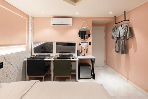 a small kitchen with a table and chairs in a room at 호텔 데일리 안산 in Ansan