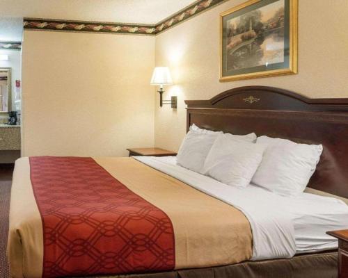 Katil atau katil-katil dalam bilik di Econo Lodge Grenada