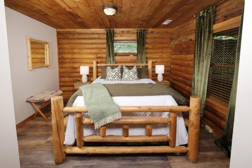 Giường trong phòng chung tại Grove Creek Cabin