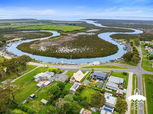 an aerial view of a river and houses at Fishermans Stay 