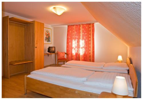 เตียงในห้องที่ Gasthaus Ochsenwirt