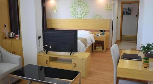 Μια τηλεόραση ή/και κέντρο ψυχαγωγίας στο GreenTree Inn Qingyuan Qinghe Avenue Branch
