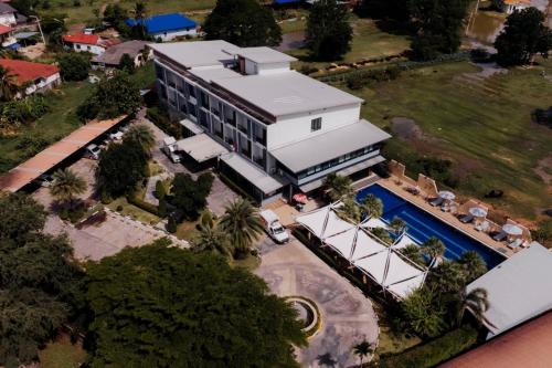 Bazén v ubytování Ray Hotel Buriram nebo v jeho okolí