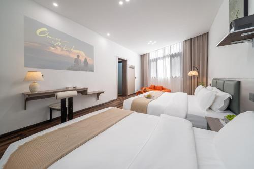 a hotel room with two beds and a desk at Wangxian Mountain Retreat B&B-Wangxian Valley Scenic Area in Qiaotou