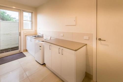 Una cocina o zona de cocina en 69 Beach Parade Sandy Point 3959