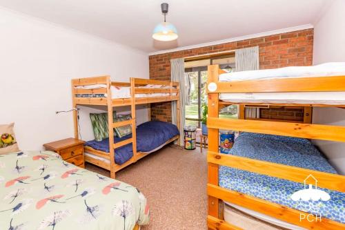 Una cama o camas en una habitación de Wattle Haven Stay 3 Pay 2 Sept to Oct