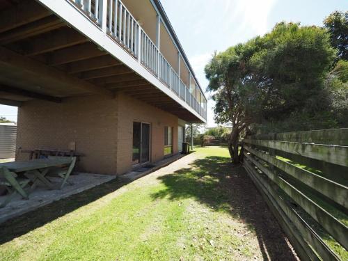Jardín al aire libre en Sunset Deck Beach House Sandy Point
