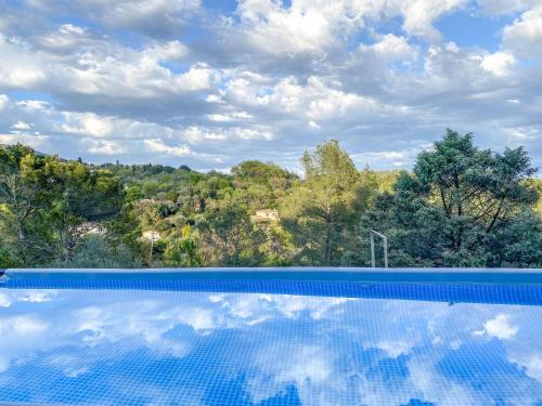 Garden, pool and 15 mins walk to village