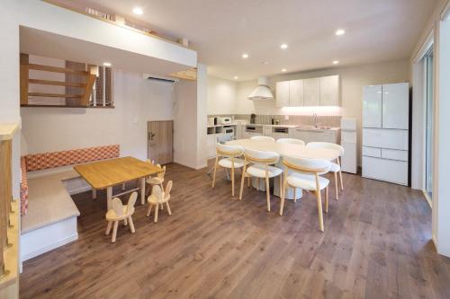 a kitchen and dining room with a table and chairs at 遊び場いっぱい Kidsʻ Play Villa 庭付き貸別荘 最大14名 屋根付きBBQ in Kimitsu