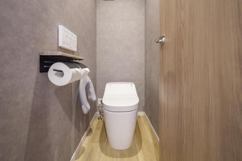 a bathroom with a toilet and a roll of toilet paper at 遊び場いっぱい Kidsʻ Play Villa 庭付き貸別荘 最大14名 屋根付きBBQ in Kimitsu