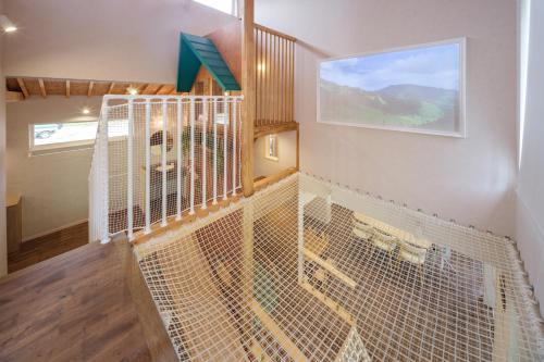 a large white bird cage in a room at 遊び場いっぱい Kidsʻ Play Villa 庭付き貸別荘 最大14名 屋根付きBBQ in Kimitsu