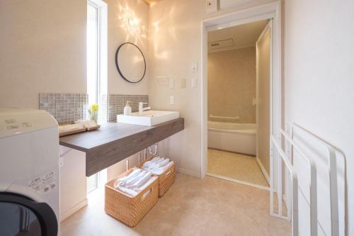 a bathroom with a sink and a mirror at 遊び場いっぱい Kidsʻ Play Villa 庭付き貸別荘 最大14名 屋根付きBBQ in Kimitsu