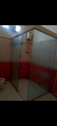 Un baño de Gopal Geeta Niwas