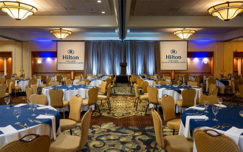 Posezení v ubytování Hilton DFW Lakes Executive Conference Center