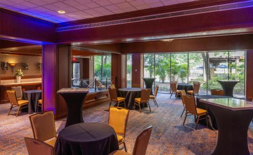 Posezení v ubytování Hilton DFW Lakes Executive Conference Center